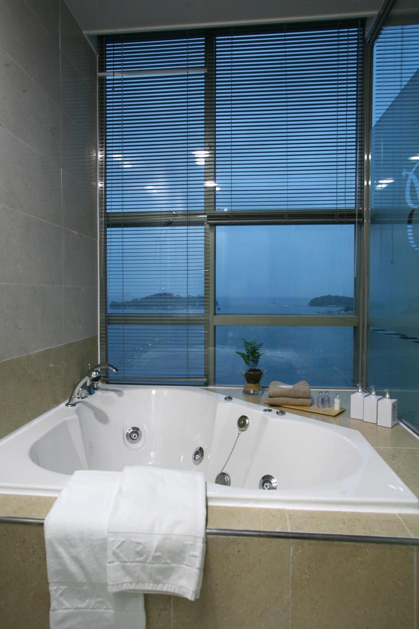 Benikea Hotel Yeosu Exterior photo
