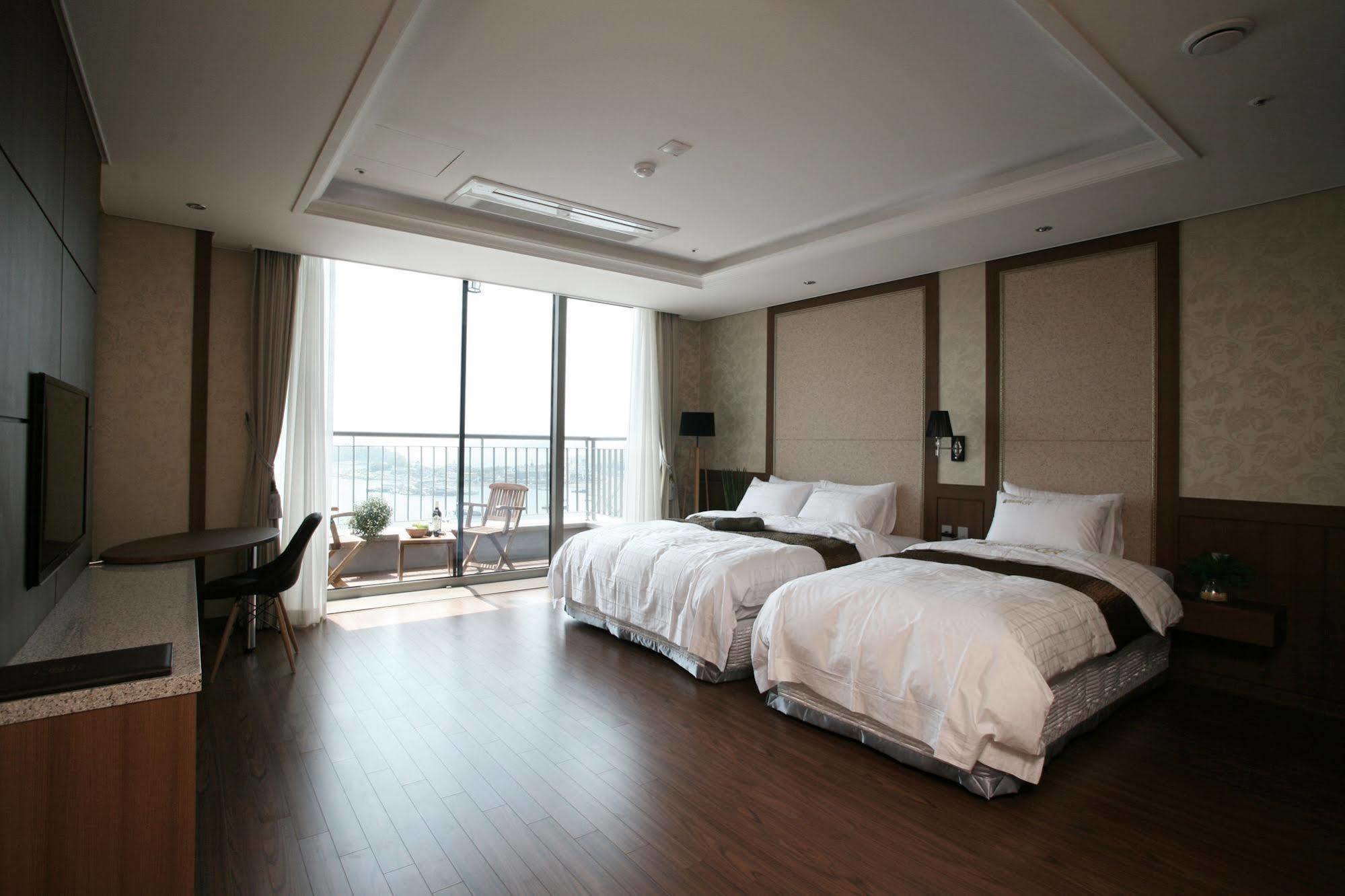 Benikea Hotel Yeosu Exterior photo