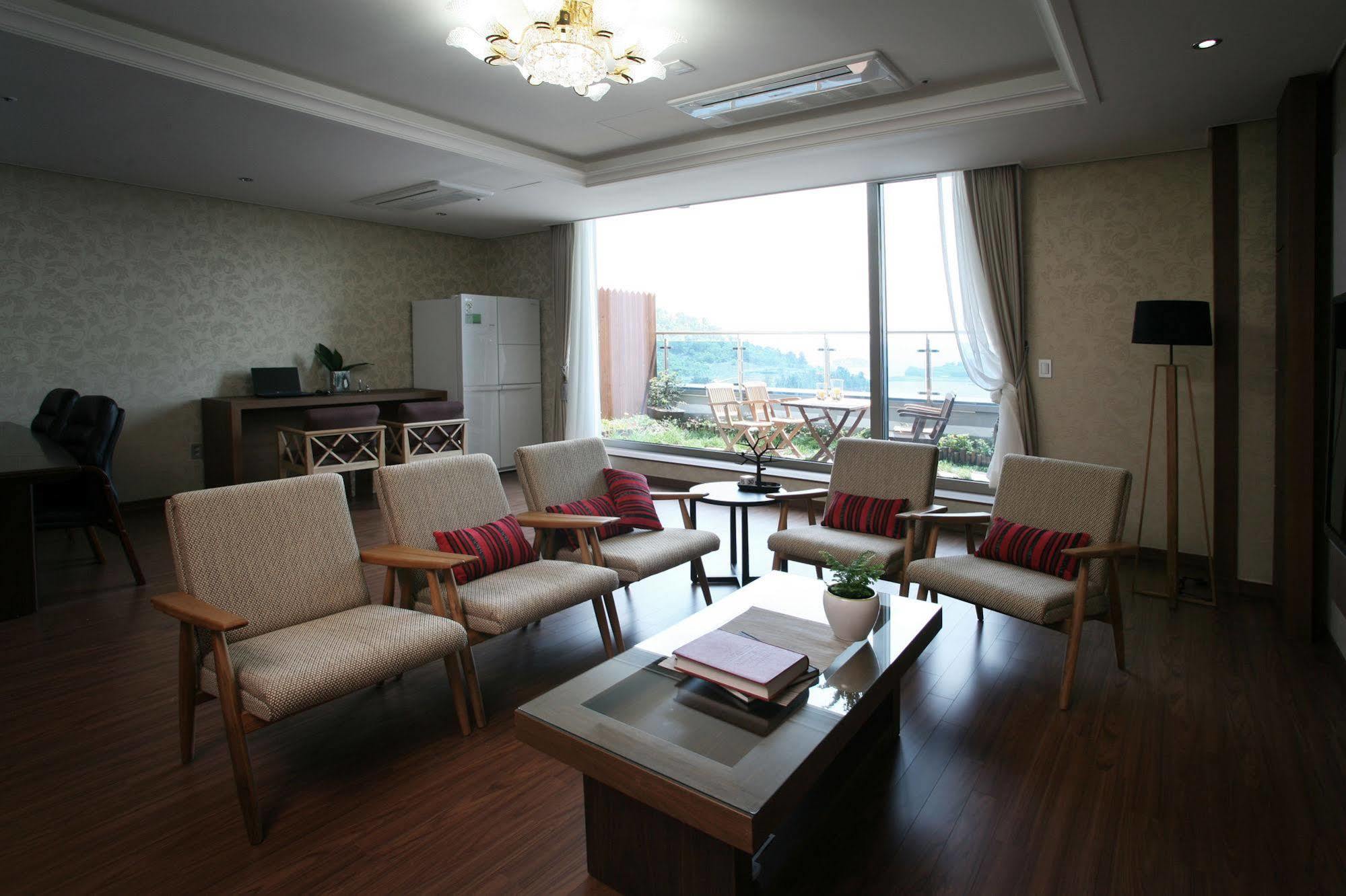 Benikea Hotel Yeosu Exterior photo
