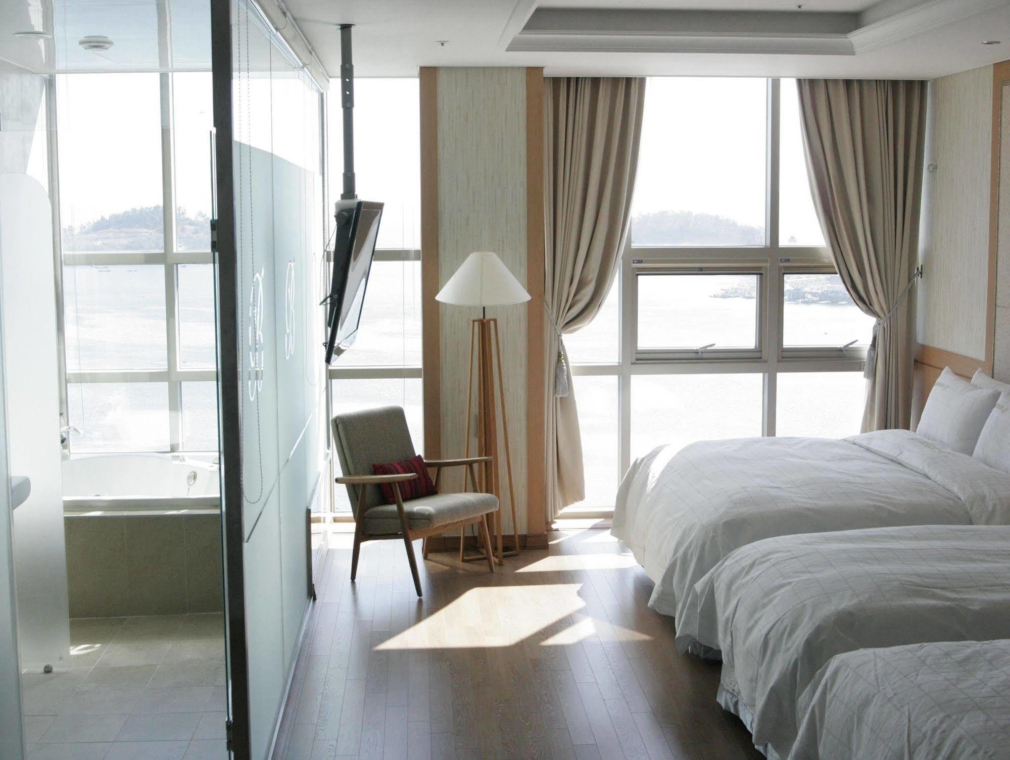 Benikea Hotel Yeosu Exterior photo