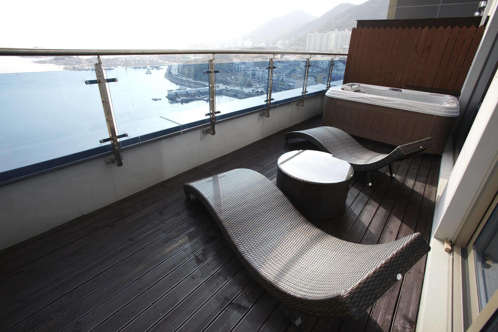 Benikea Hotel Yeosu Exterior photo