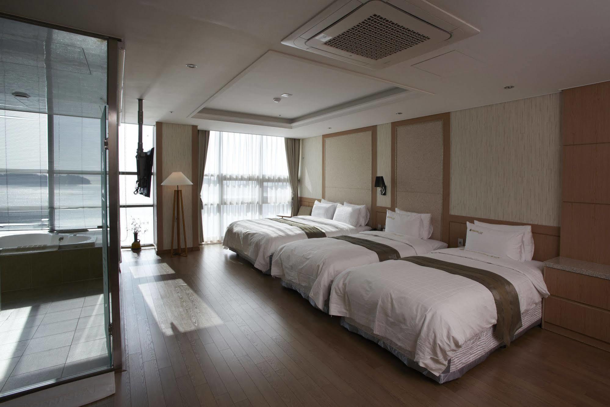 Benikea Hotel Yeosu Exterior photo
